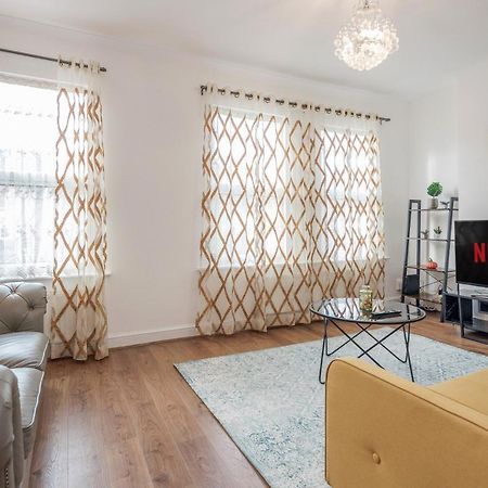 Entire Lovely Family Home With Parking, Wifi, Netflix, Self Check-In Лондон Екстер'єр фото