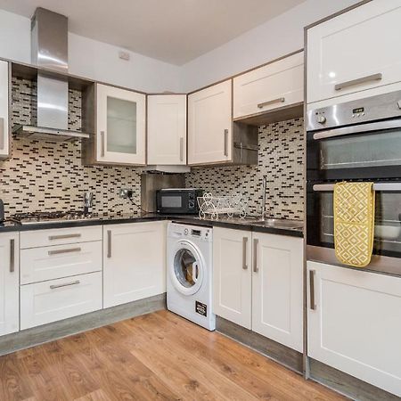 Entire Lovely Family Home With Parking, Wifi, Netflix, Self Check-In Лондон Екстер'єр фото